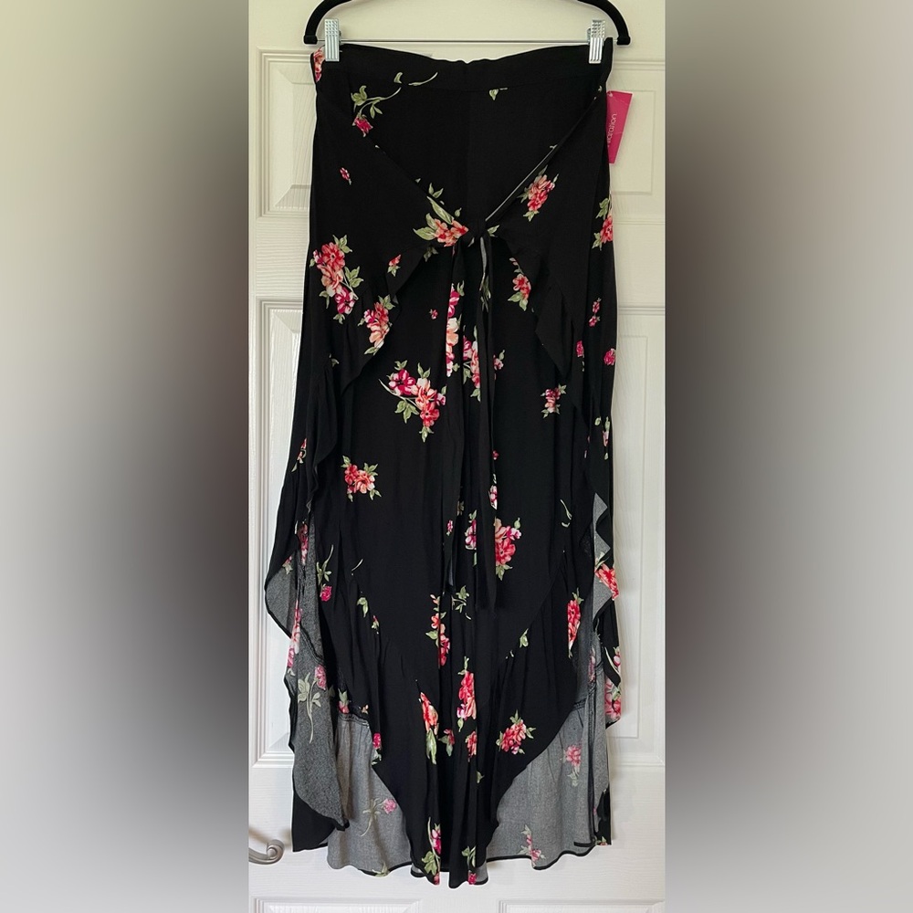 Xhilaration floral tie front pants
Color: Floral Black * Size: M